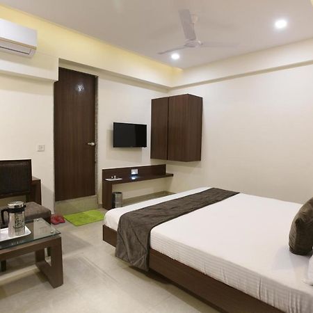 Hotel Luxura, Ахмедабад Экстерьер фото