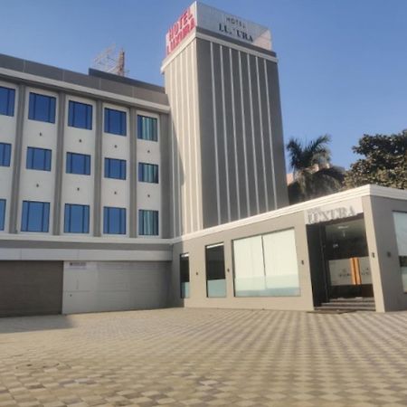 Hotel Luxura, Ахмедабад Экстерьер фото
