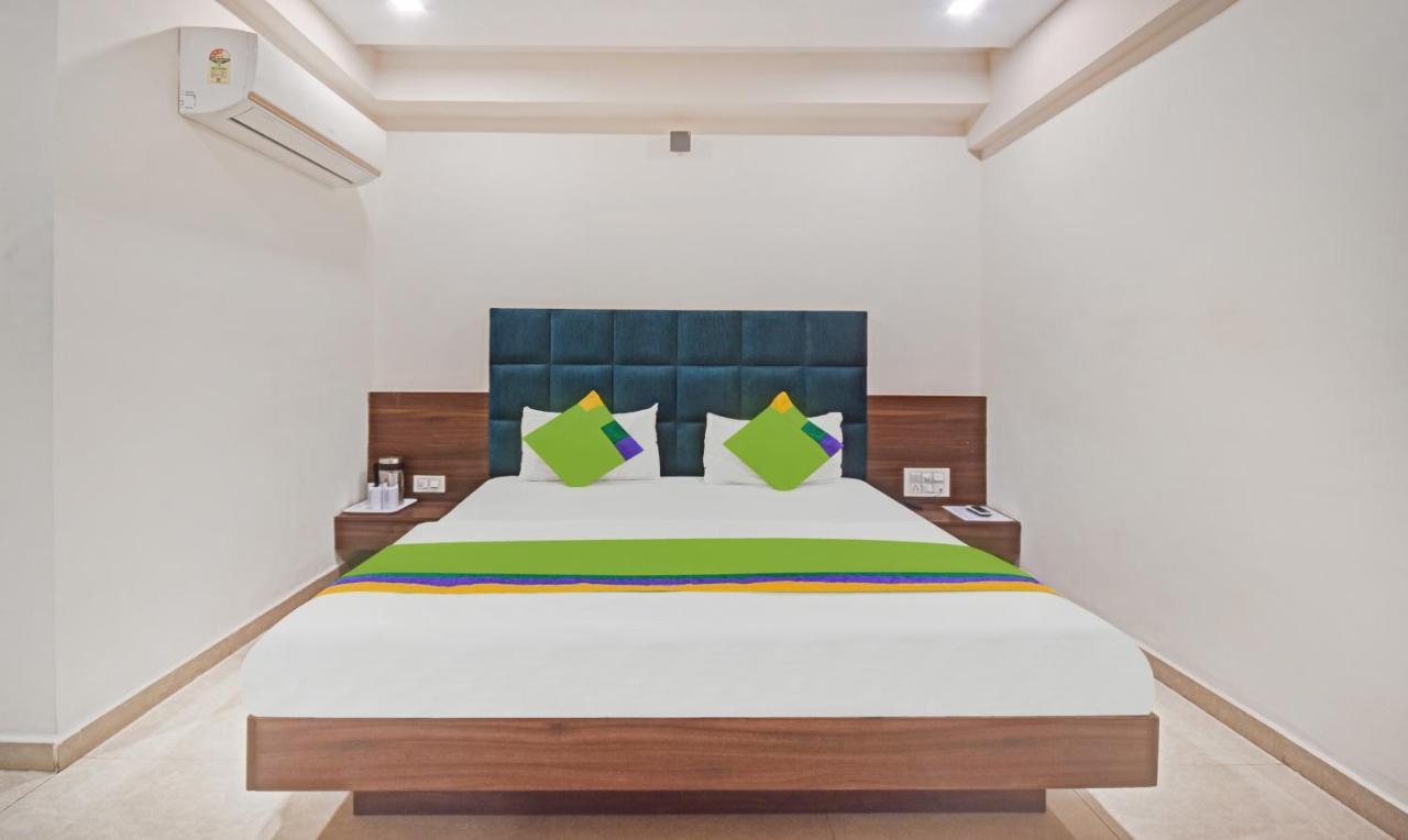 Hotel Luxura, Ахмедабад Экстерьер фото