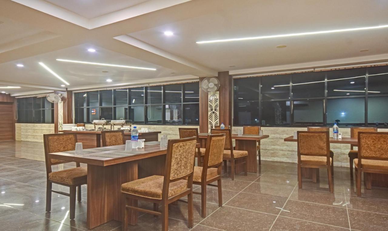 Hotel Luxura, Ахмедабад Экстерьер фото