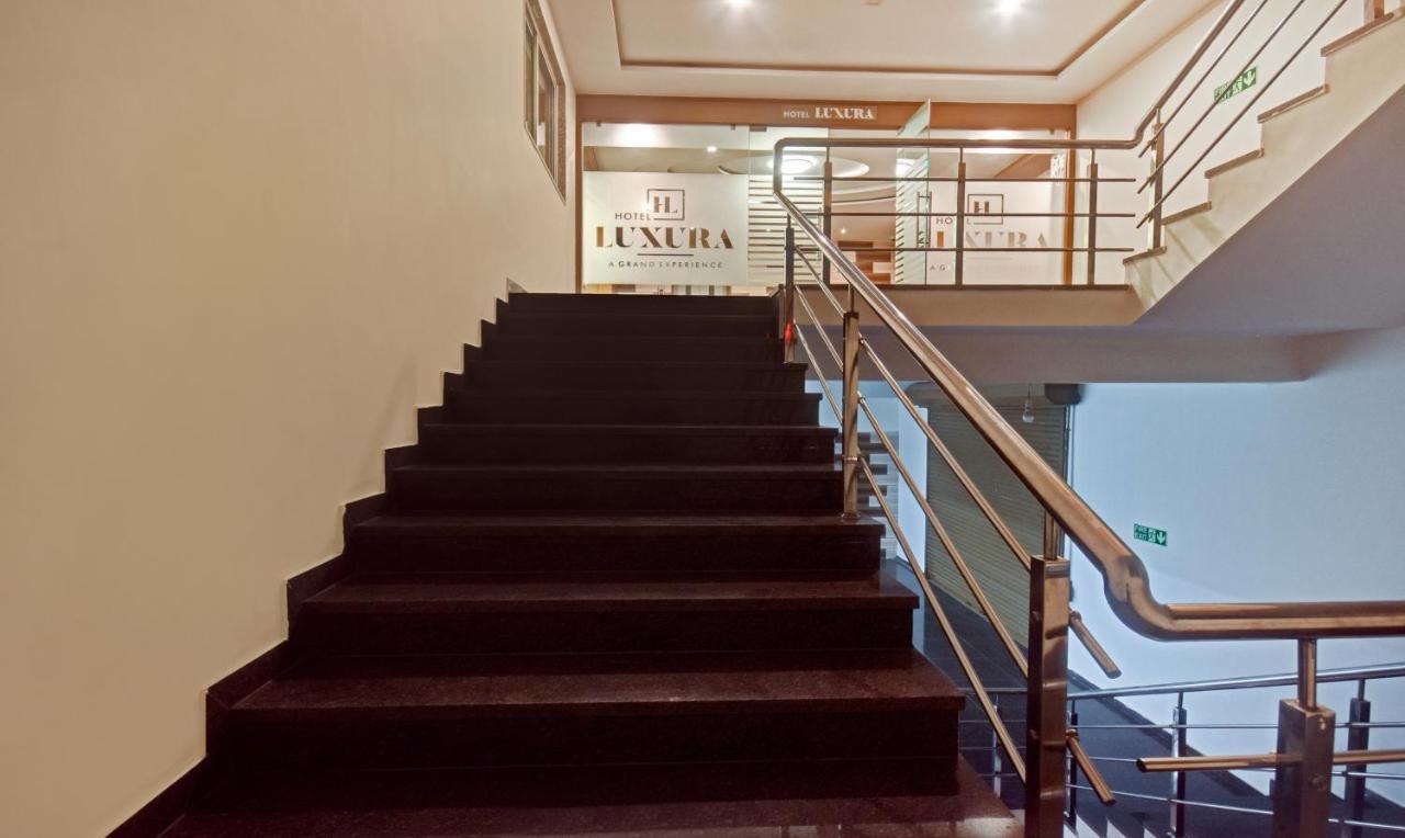 Hotel Luxura, Ахмедабад Экстерьер фото
