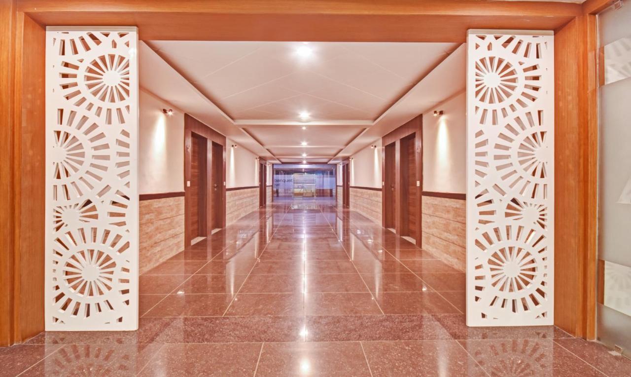 Hotel Luxura, Ахмедабад Экстерьер фото