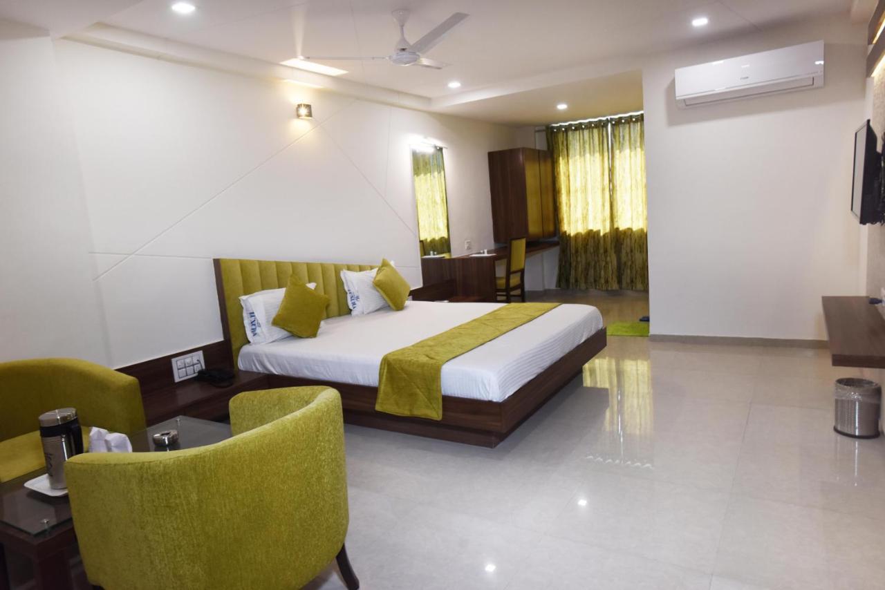 Hotel Luxura, Ахмедабад Экстерьер фото