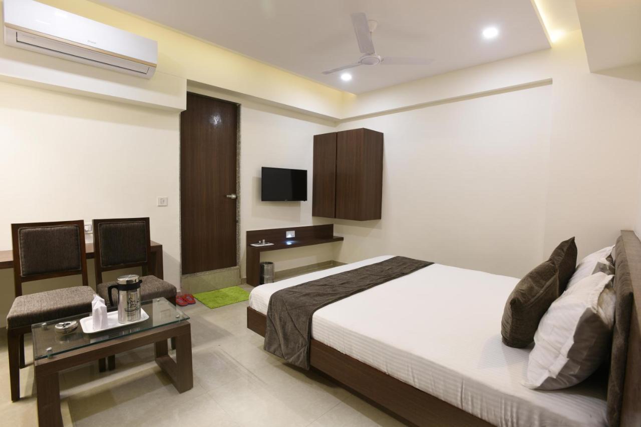 Hotel Luxura, Ахмедабад Экстерьер фото