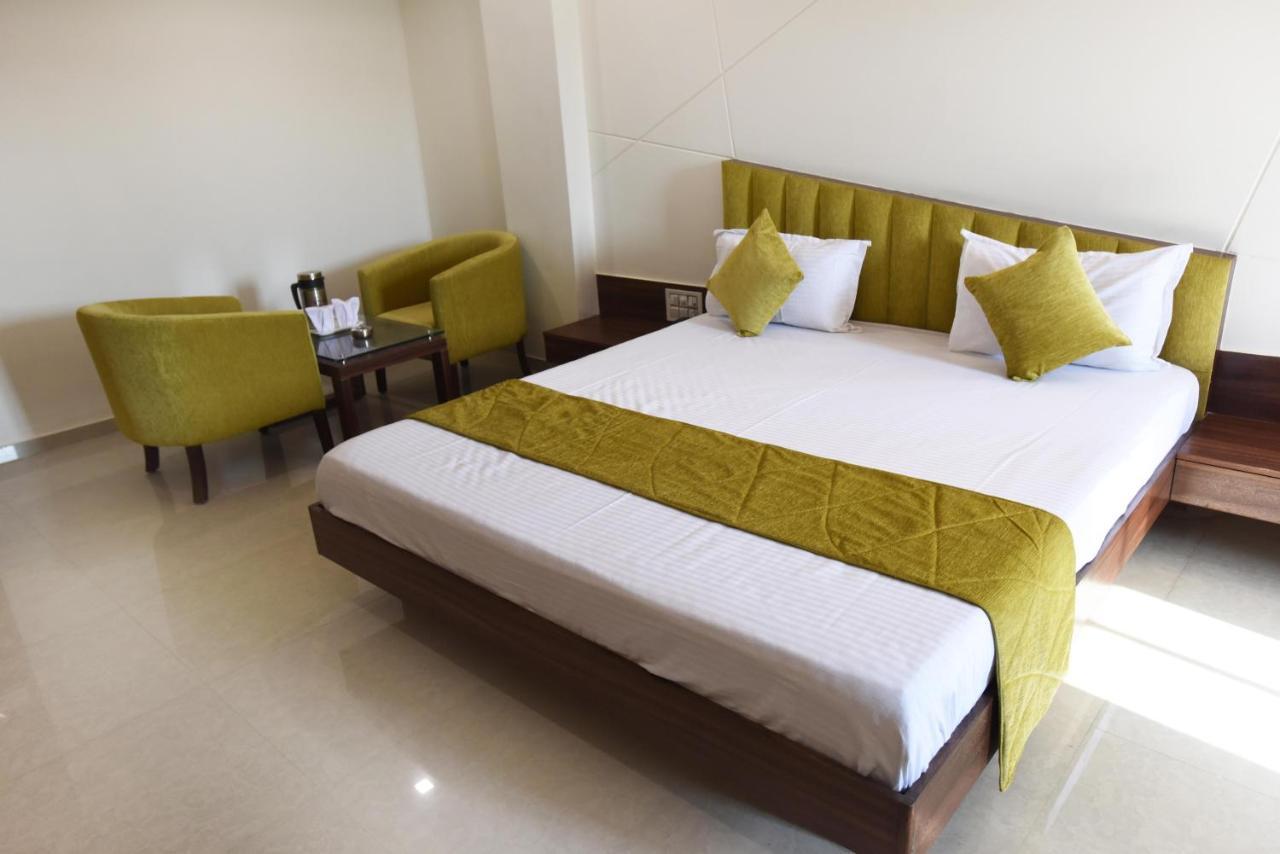 Hotel Luxura, Ахмедабад Экстерьер фото