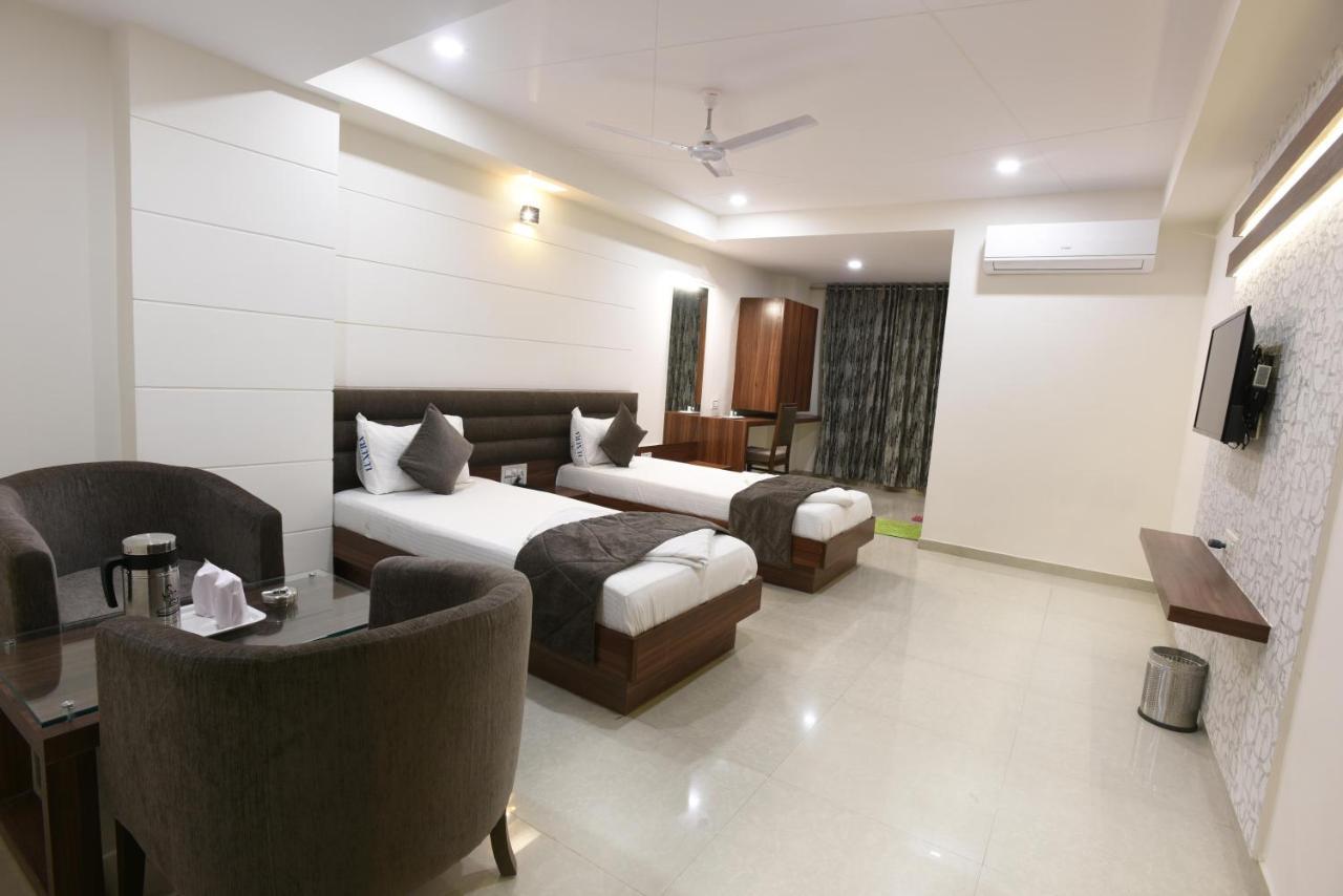 Hotel Luxura, Ахмедабад Экстерьер фото