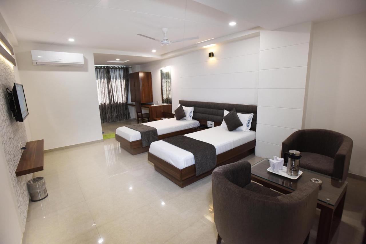 Hotel Luxura, Ахмедабад Экстерьер фото