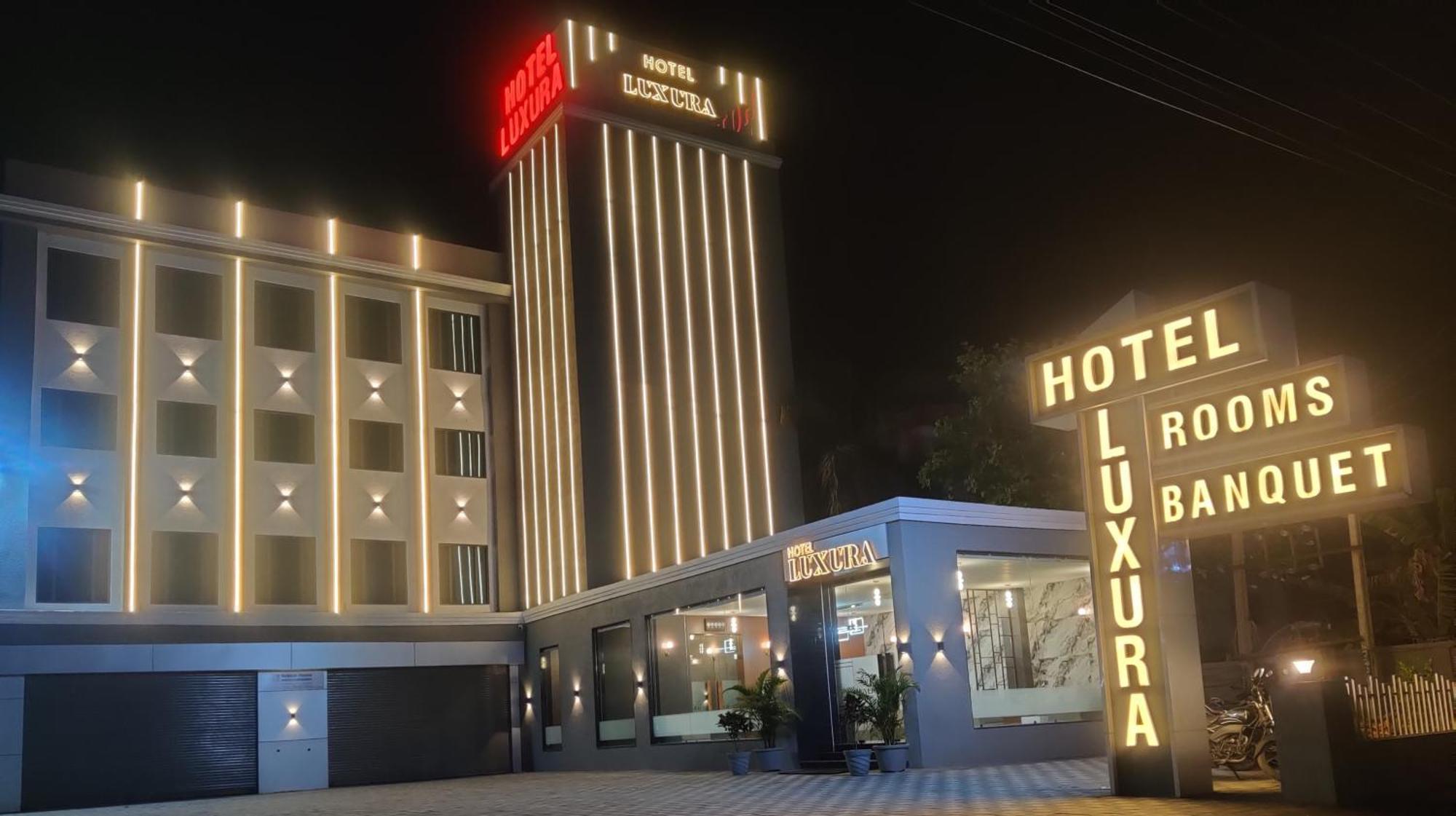 Hotel Luxura, Ахмедабад Экстерьер фото