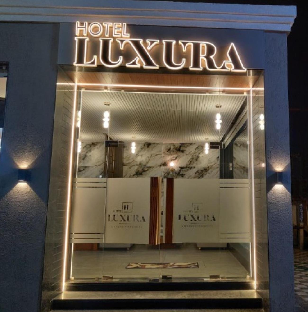 Hotel Luxura, Ахмедабад Экстерьер фото